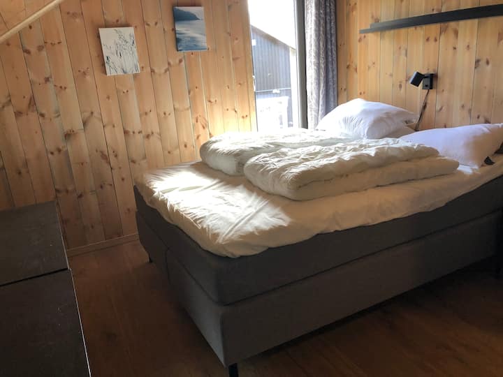 Dormitorio 4. Buena cama doble, 150 cm de ancho.