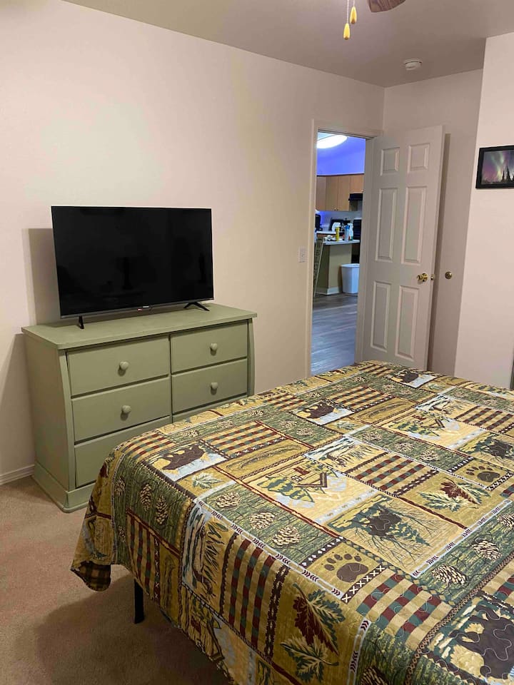 Hlavná spálňa s TV a kúpeľňou