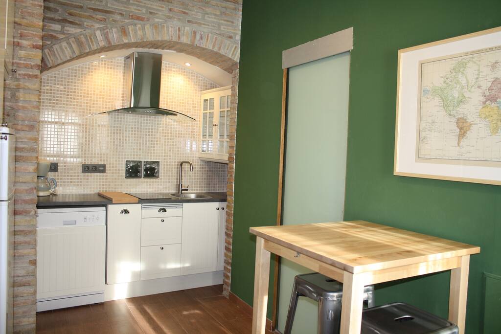 En la cocina hay una mesa para dos.