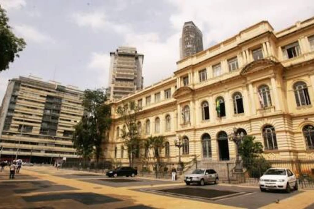 Praça da República a duas quadras. 500 metros