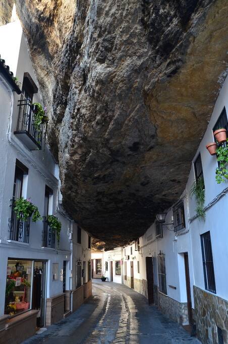 calle tipica y cuevas