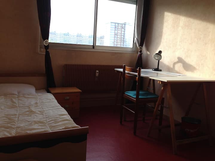 izba 3 - miestnosť má rolovacie okenice a centrálne kúrenie.