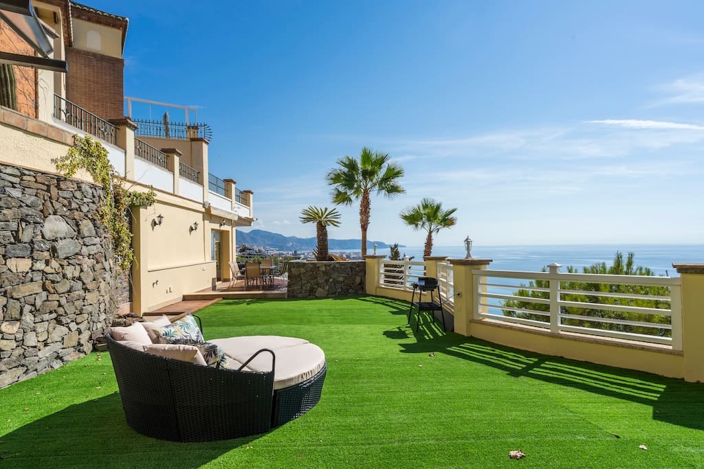 Private garden +BBQ