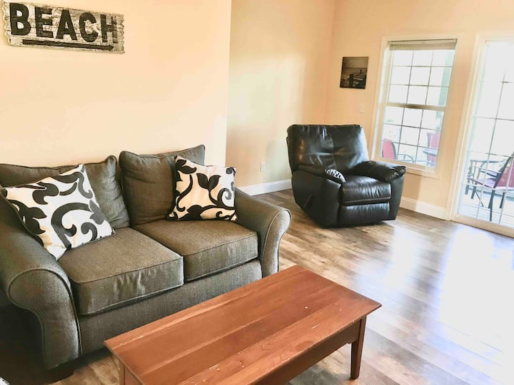 2018年宽敞的二楼客厅，配有新家具和地板