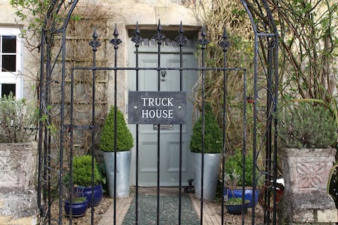 Truck House, luxury accommodation, pet friendly