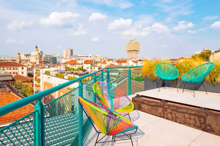 Luxury 3BR Penthouse w/Duomo View & Hot Tub gallery image 2