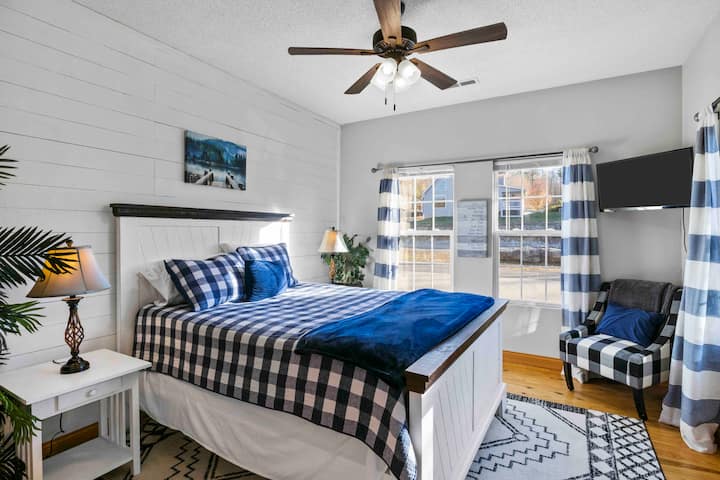 Main bedroom is equipped with a smart TV and lamps on each night stand. You can unwind with your favorite show or book!