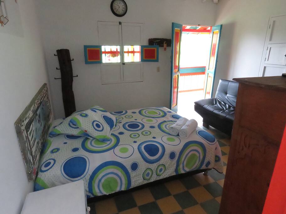 Incluye baño privado, TV satelital, nevera, minibar y cómoda lencería.