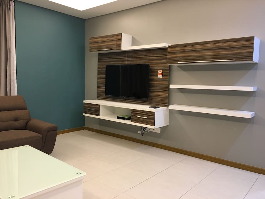 Cozy Living Room with TV and NJOI