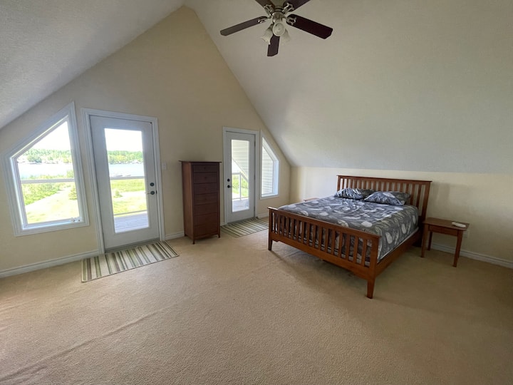 ห้องนอนใหญ่ชั้นบน 1 มีระเบียงขนาดใหญ่มองเห็นทะเลสาบ