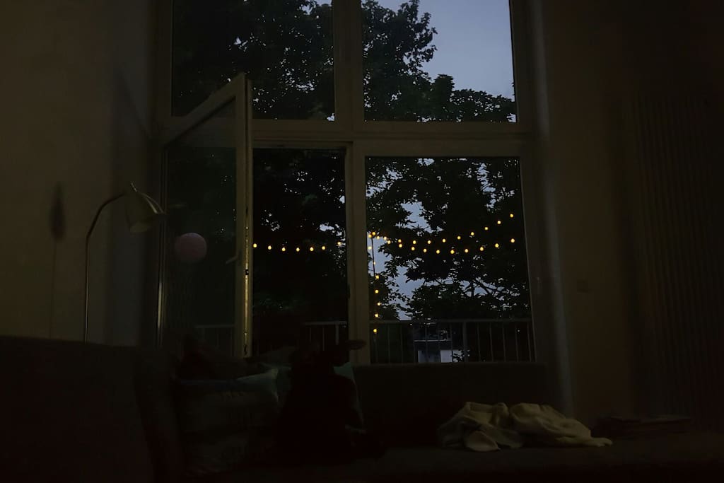 Wohnzimmer mit Balkon / living room with balcony