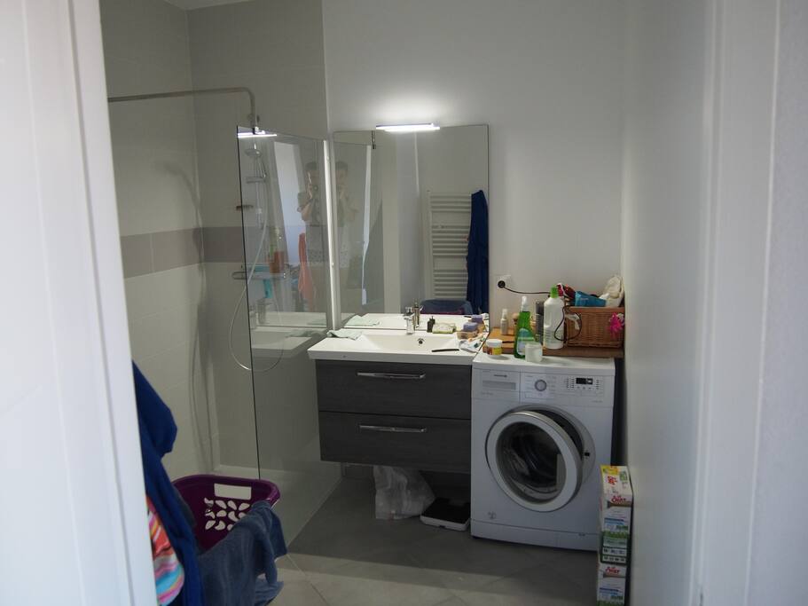 Spacieuse douche à l'italienne, lave-linge