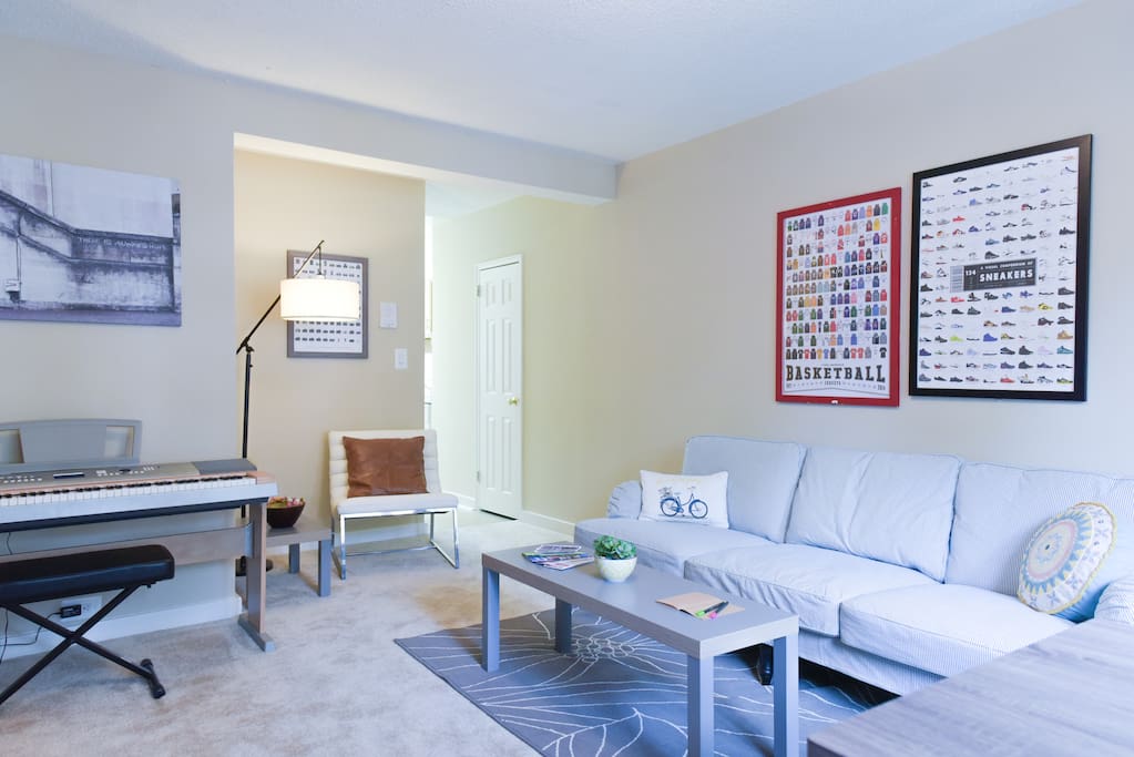 Spacious Comfy Living Room
