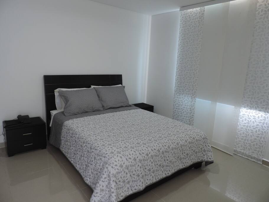 La alcoba, espacio que invita al descanso en una confortable cama doble / The main room, space that invites you to relax in a comfortable double bed.