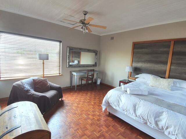 Cozy Seaside Living 400m from Melkbosstrand beach gallery image 4