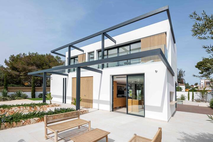 Chalet de lujo con piscina delante de la playa. gallery image 2