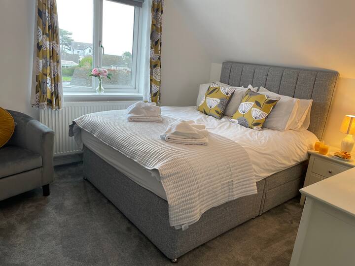 Bedroom 3 upstairs king 