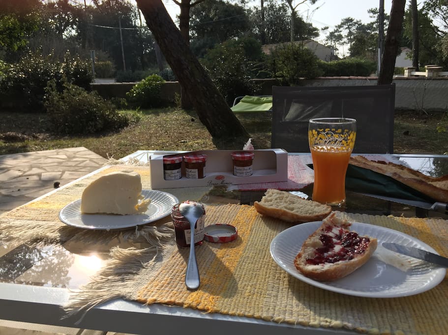 petit déjeuner sur la terrasse