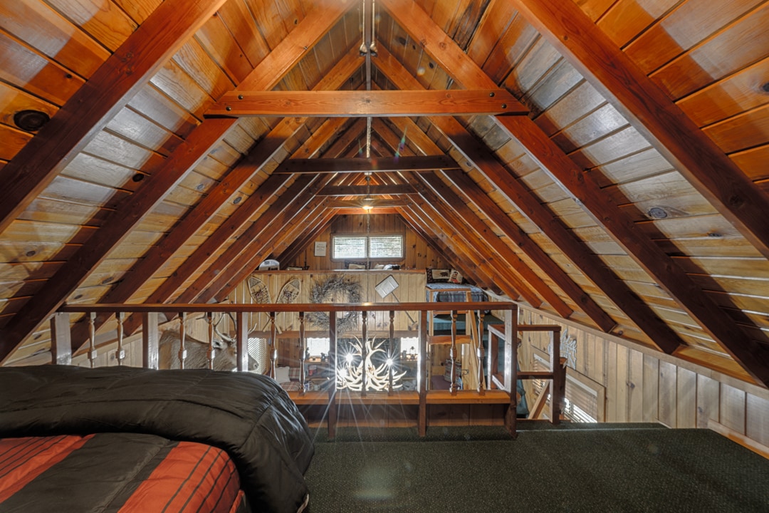 2. spavaća soba s pogledom na prostor s 2 odvojena kreveta.