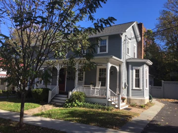 Cozy private apartment in Rhinebeck Village