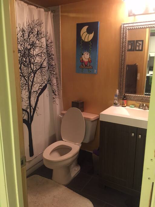 full bathroom with tub - candles, towels and shampoo included!