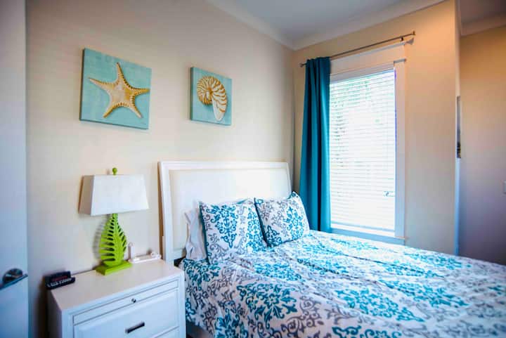 First floor bedroom for grandparents or anytime not wanting to take the stairs, queen bed, ensuite full bathroom