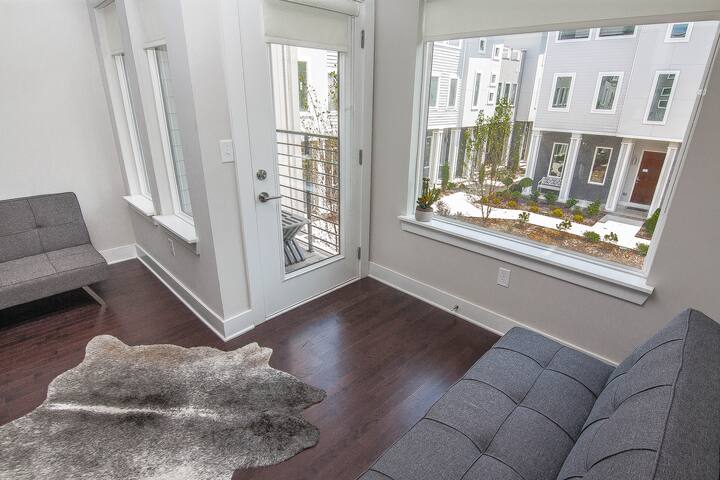 ComboNash Retreat 2 Units 4BR 4.5BA 1 Mi Broadway gallery image 5