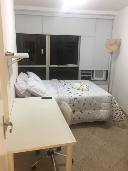 Quarto com cama de casal, armário, persiana blackout, TV a cabo, mesa de trabalho e Ar Condicionado. Também com Boa Vista para o mar.
