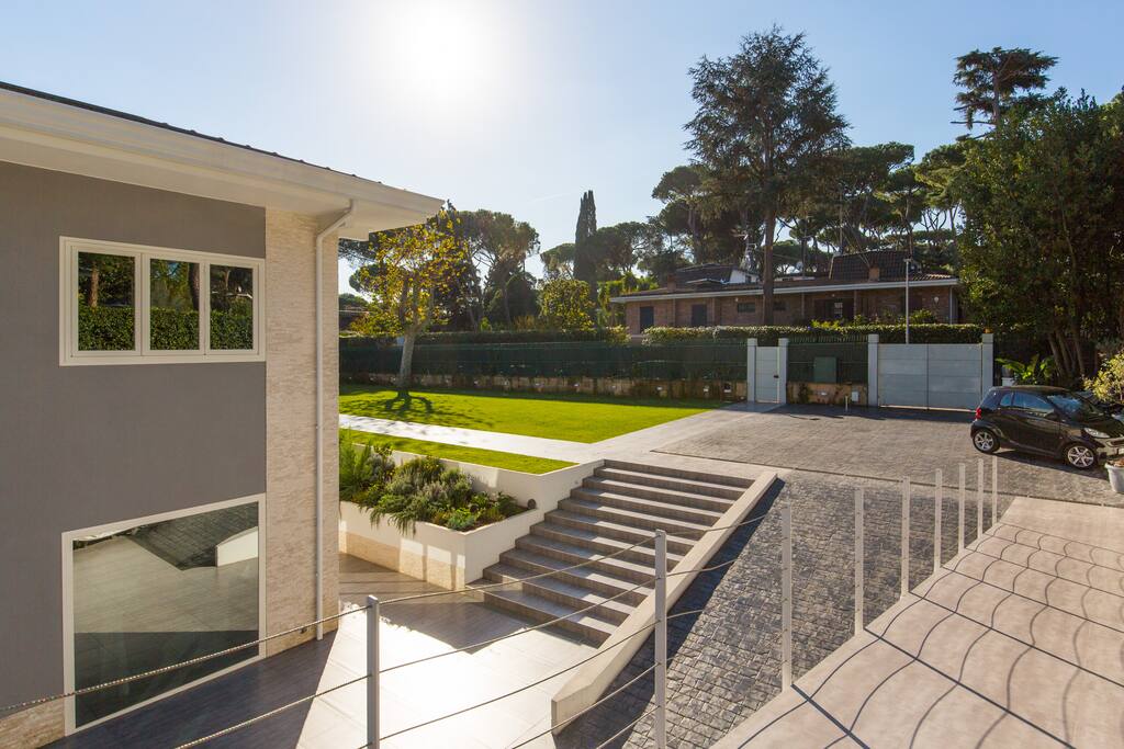 GIARDINO E INGRESSO DELLA VILLA