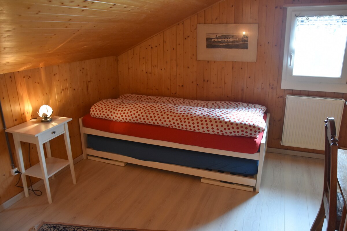 dormitorio con 2 camas individuales