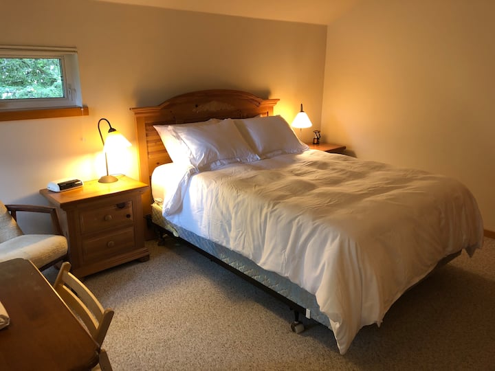 Cama tamaño queen en el piso principal