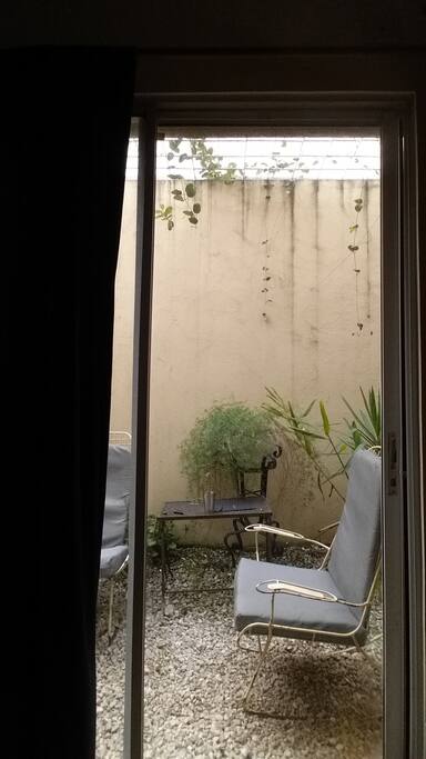 Patio de la hab con mecedoras.