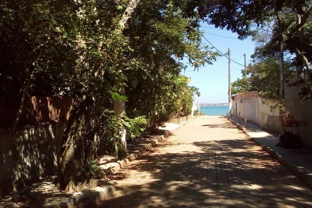 Praia de Manguinhos/Vista do Portão da casa