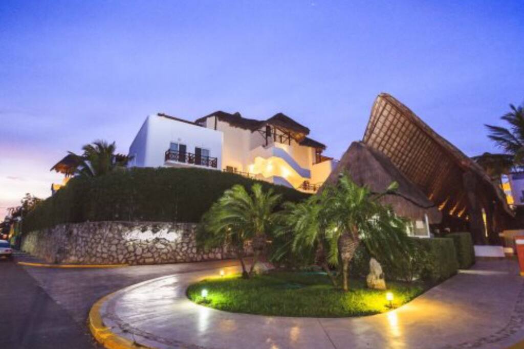 Entry way with 24/7 Security