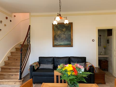 Successful Airbnb property: Romantic Vintage Cottage with garden in Sintra