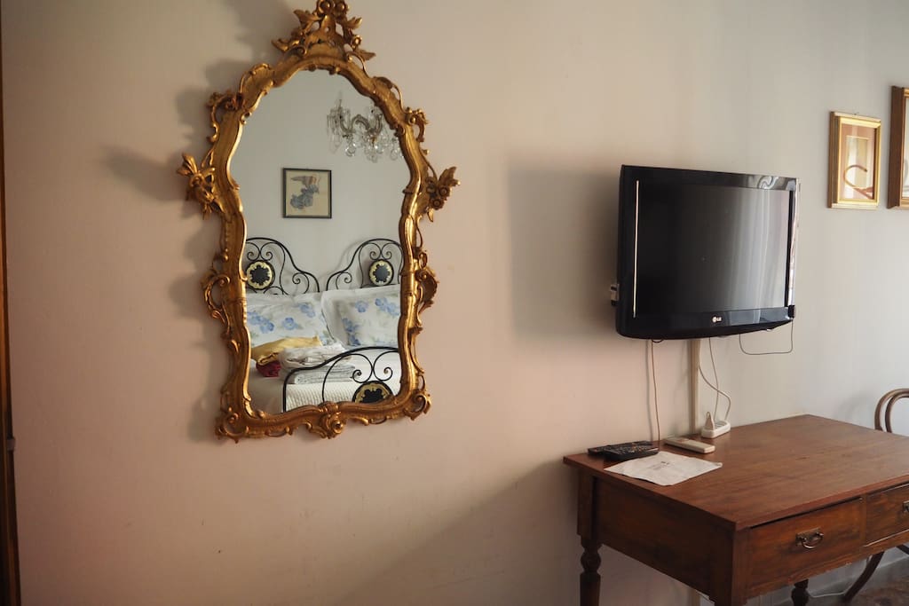 Specchiera dell'ottocento e TV HD con SKY multivision gold