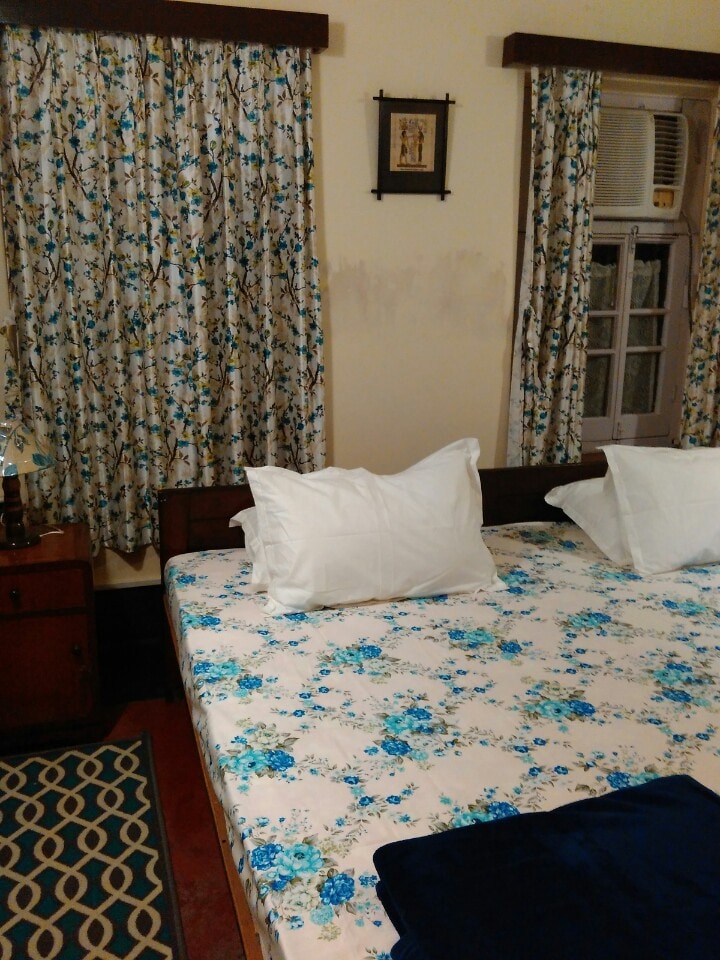 Spavaća soba br. 1 s klima-uređajem, zidom Almirah, ormarom i toaletnim stolićem.