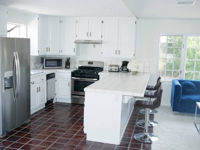 Top Floor.10% OFF! No shared walls!Super Bright. gallery image 4