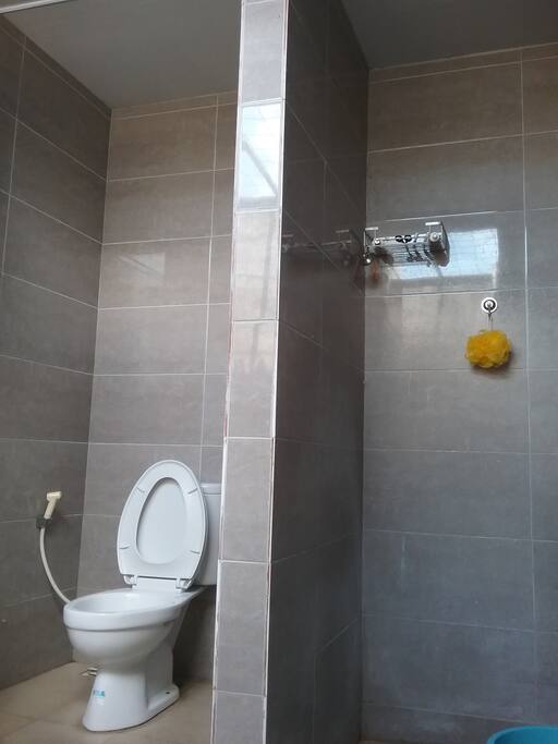 Kamar mandi berada di dalam tapi open air, antara shower dan kloset dipisah. Di depannya disediakan ruang untuk jemur pakaian