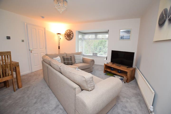 2-bedroomed apartment overlooking golf course DH9