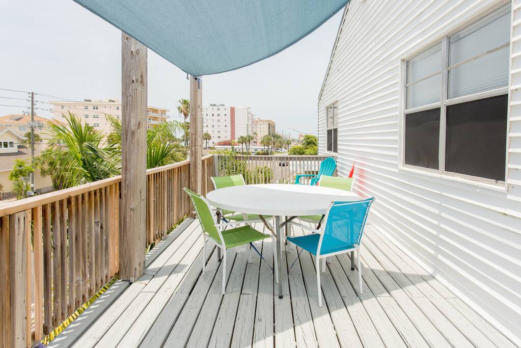 The huge shared (unit 2 & 3) deck on top floor.