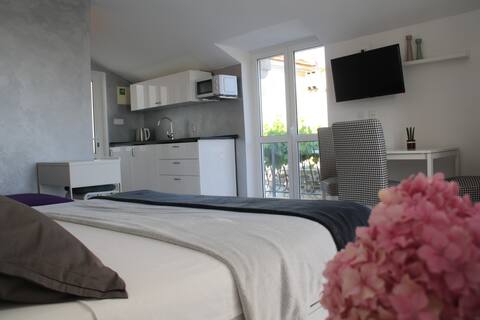 Popular Airbnb listing: Apartments Grkovic A1 Trsteno Dubrovnik in Trsteno