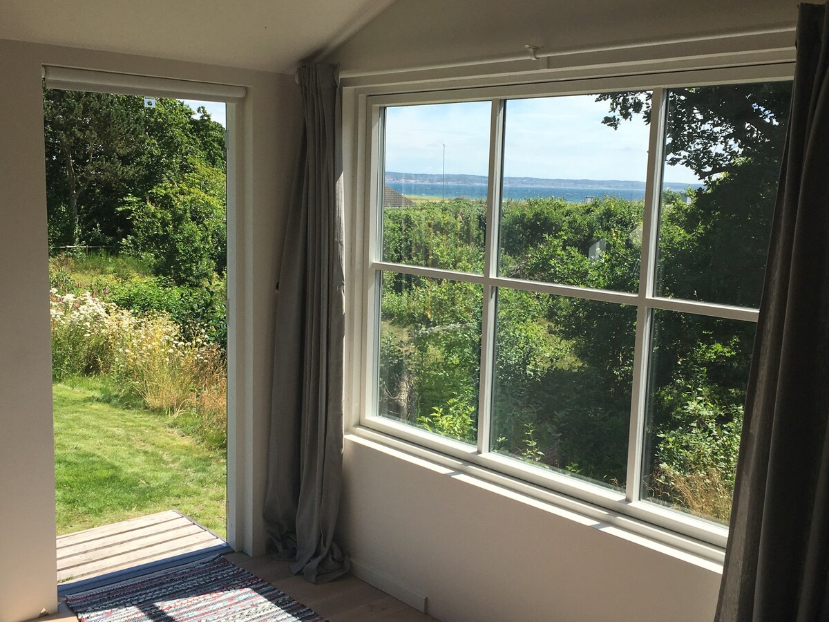 Výhľad do záhrady, na more a na Ebeltoft