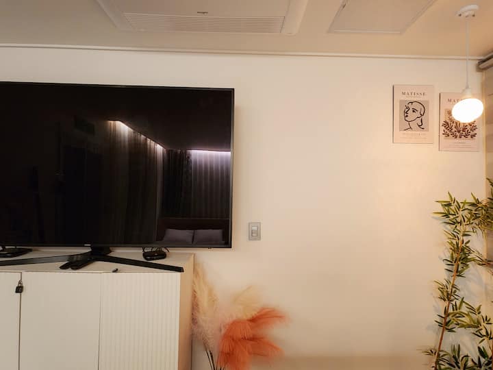 You can watch 75 "Samsung Smart TV
GigaGini, Netflix, Youtube, etc. OTT
