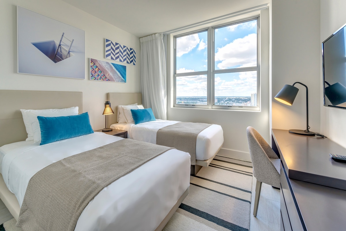 Во втората спална соба има два единечни кревета со постелнина и секако телевизор.
