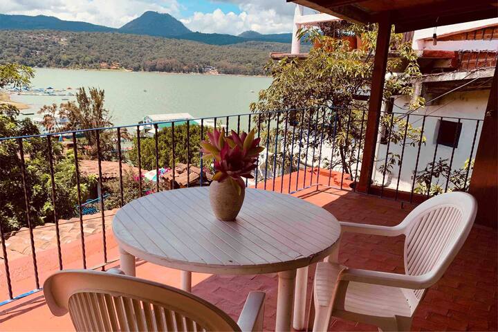 Beautiful & cozy cabin with an amazing lake view!