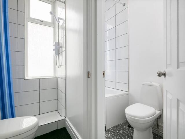 Suburban 3 Bed Townhouse in Old Trafford gallery image 5