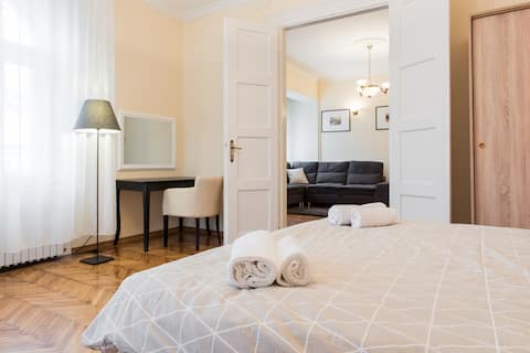 Luxe Apartment 95m in Historic Center