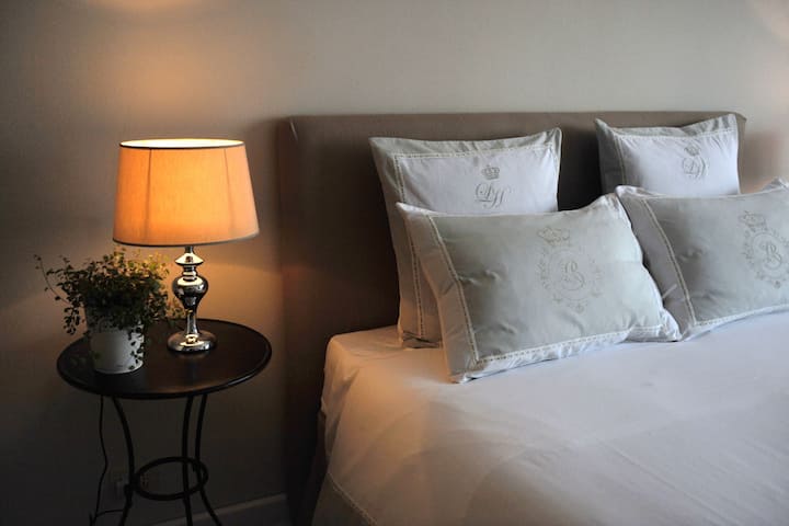 Соба 2 - двојна спална соба - може да биде дури и трокреветна соба или четворна соба