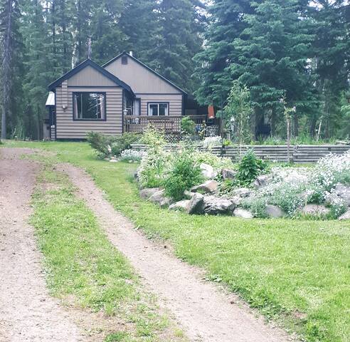 Cozy 800 sq/ft  get-away cabin